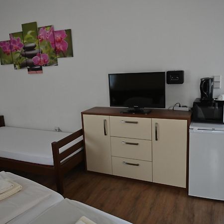 Pension Haus Nova Wiener Neustadt Exteriör bild