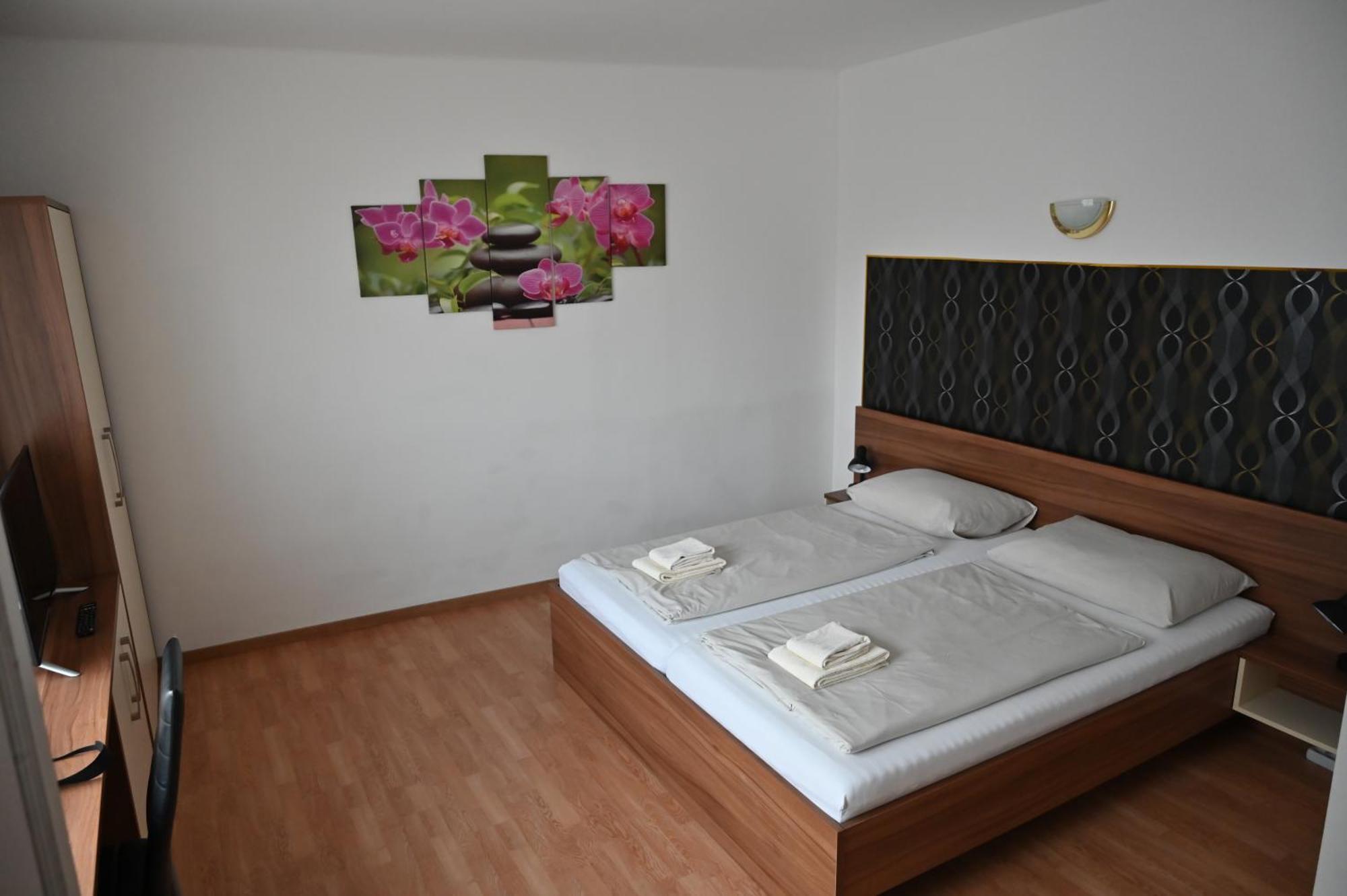 Pension Haus Nova Wiener Neustadt Exteriör bild