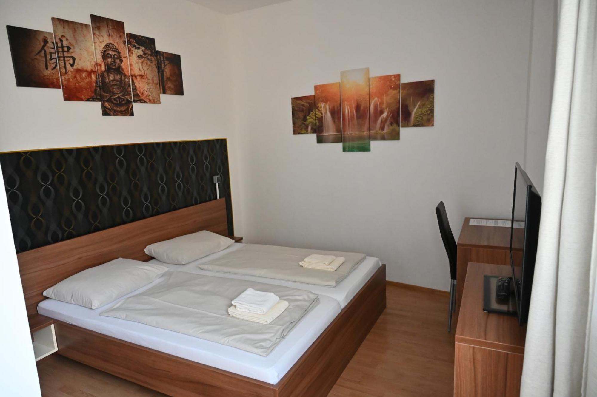 Pension Haus Nova Wiener Neustadt Exteriör bild