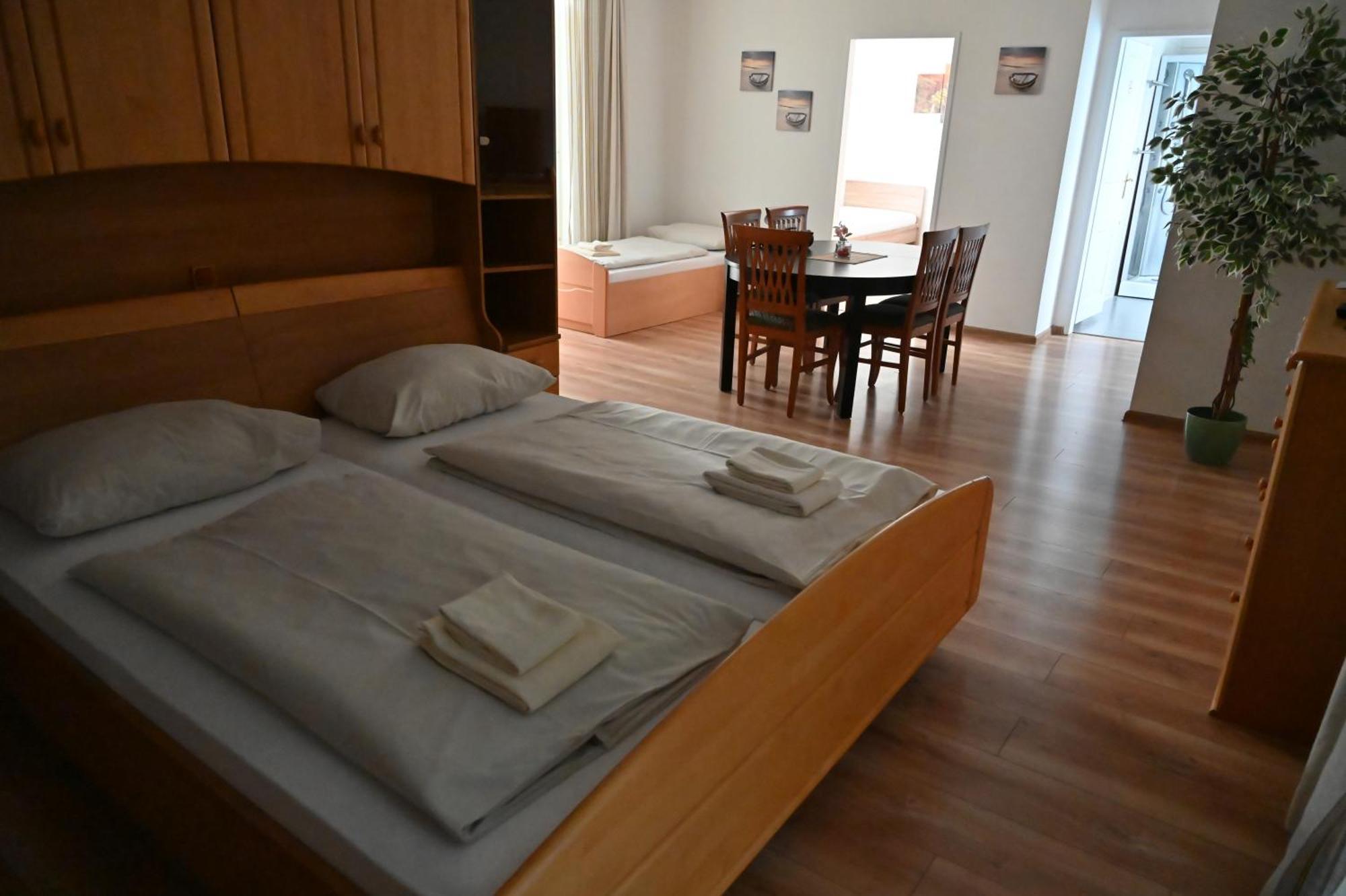 Pension Haus Nova Wiener Neustadt Exteriör bild