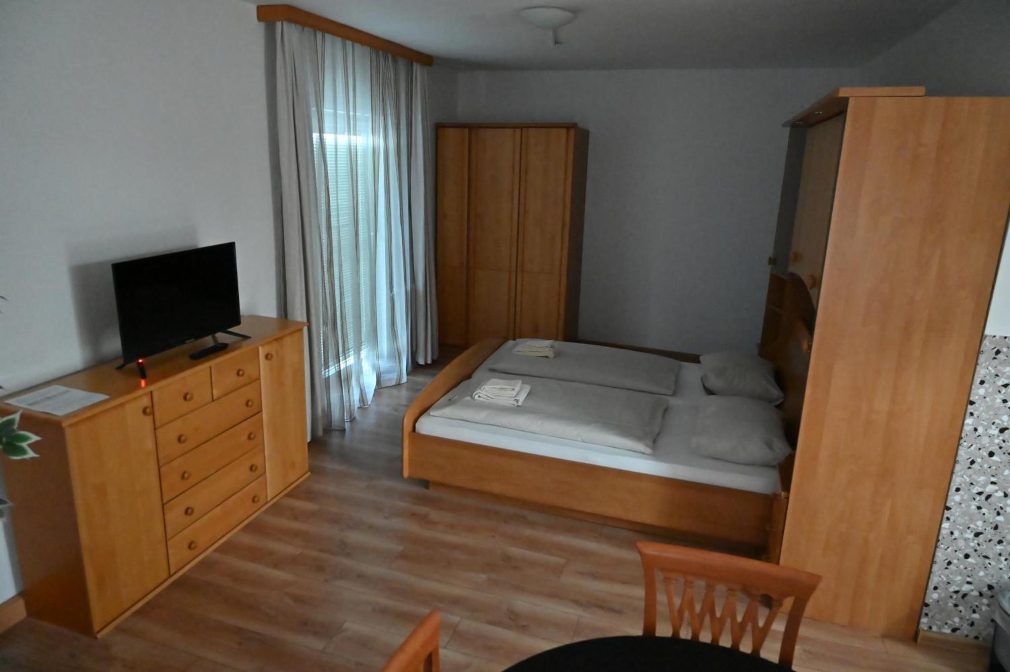 Pension Haus Nova Wiener Neustadt Exteriör bild