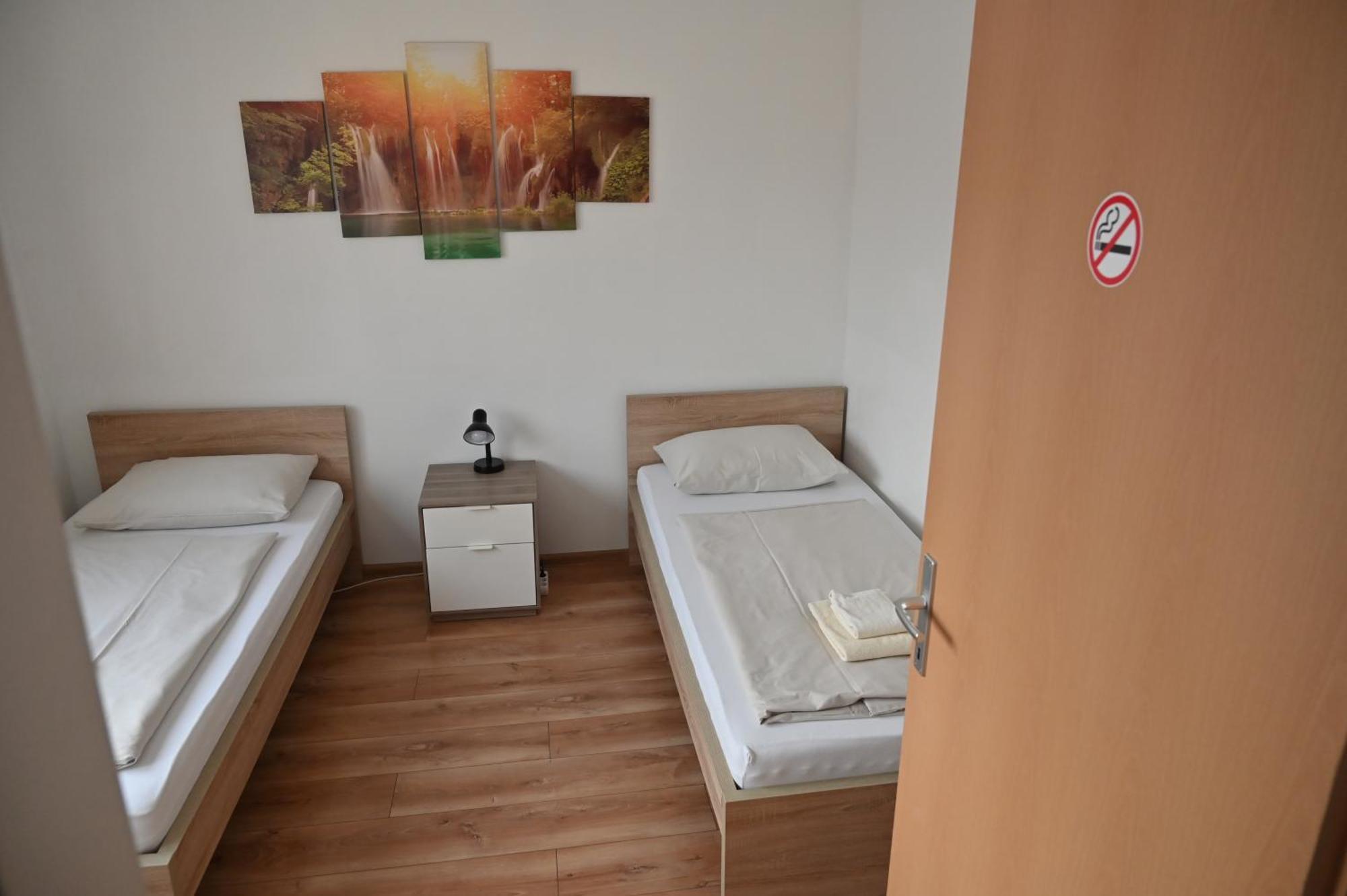 Pension Haus Nova Wiener Neustadt Exteriör bild