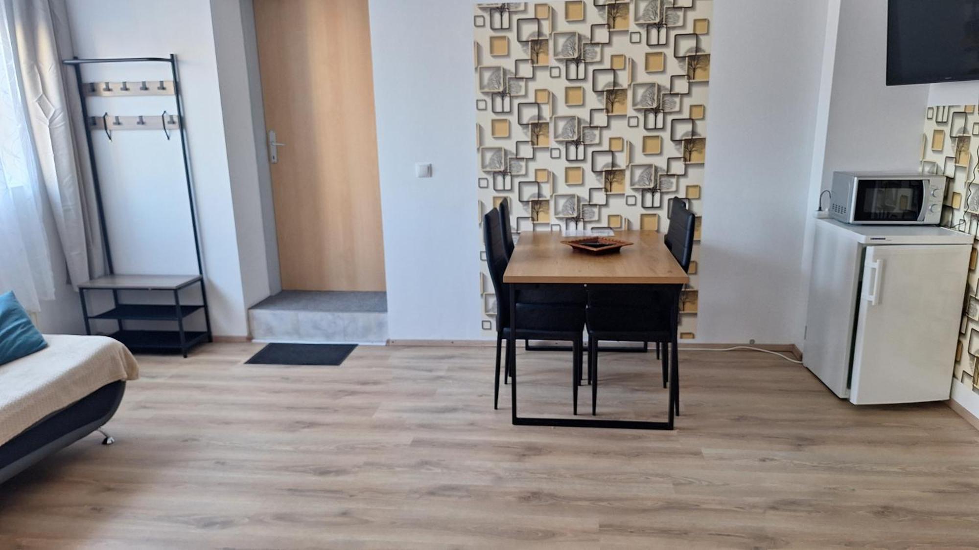 Pension Haus Nova Wiener Neustadt Exteriör bild