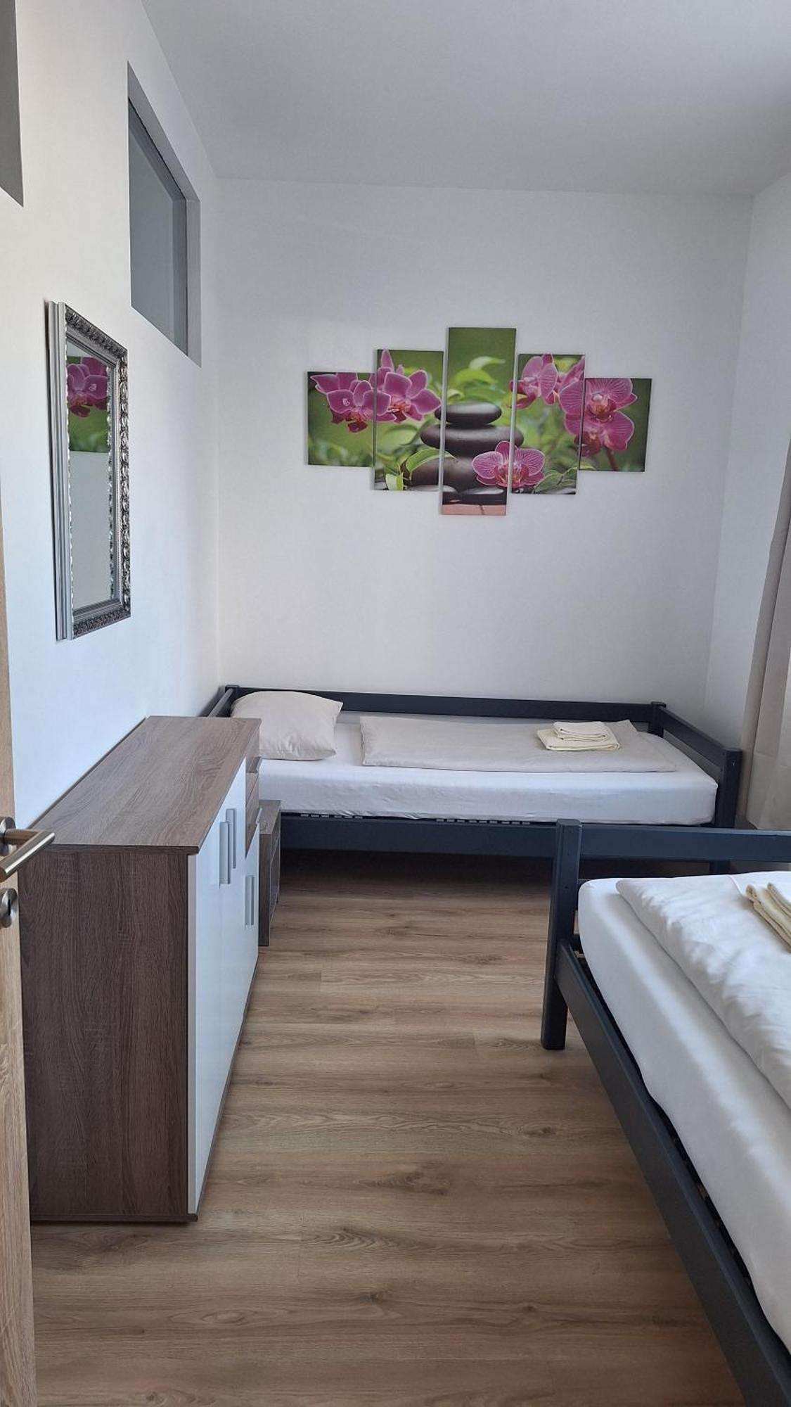 Pension Haus Nova Wiener Neustadt Exteriör bild