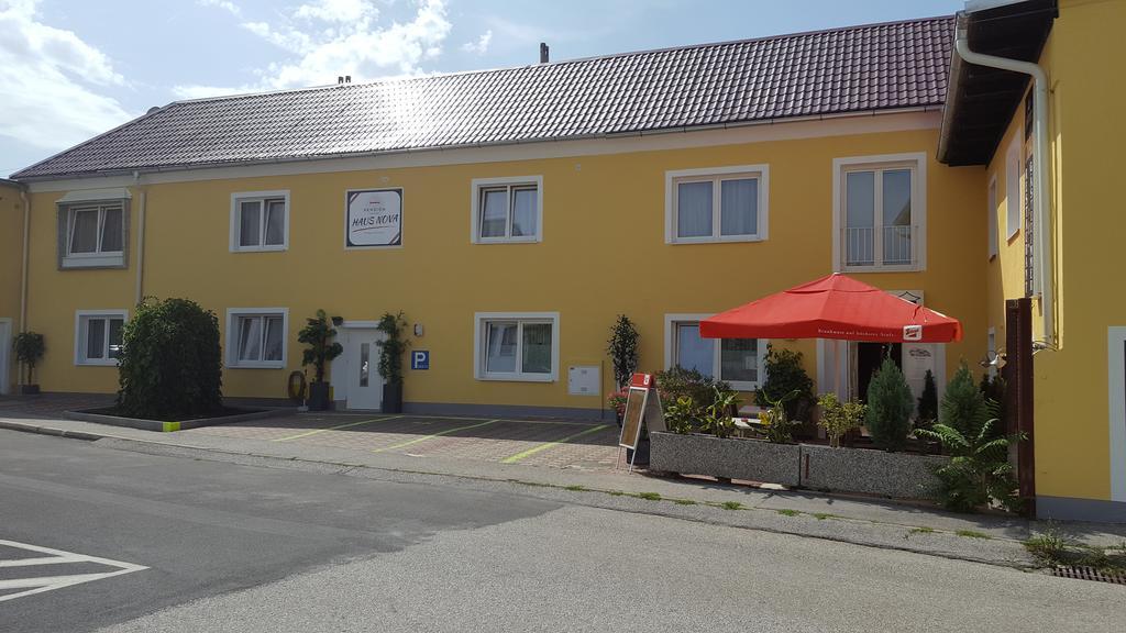 Pension Haus Nova Wiener Neustadt Exteriör bild