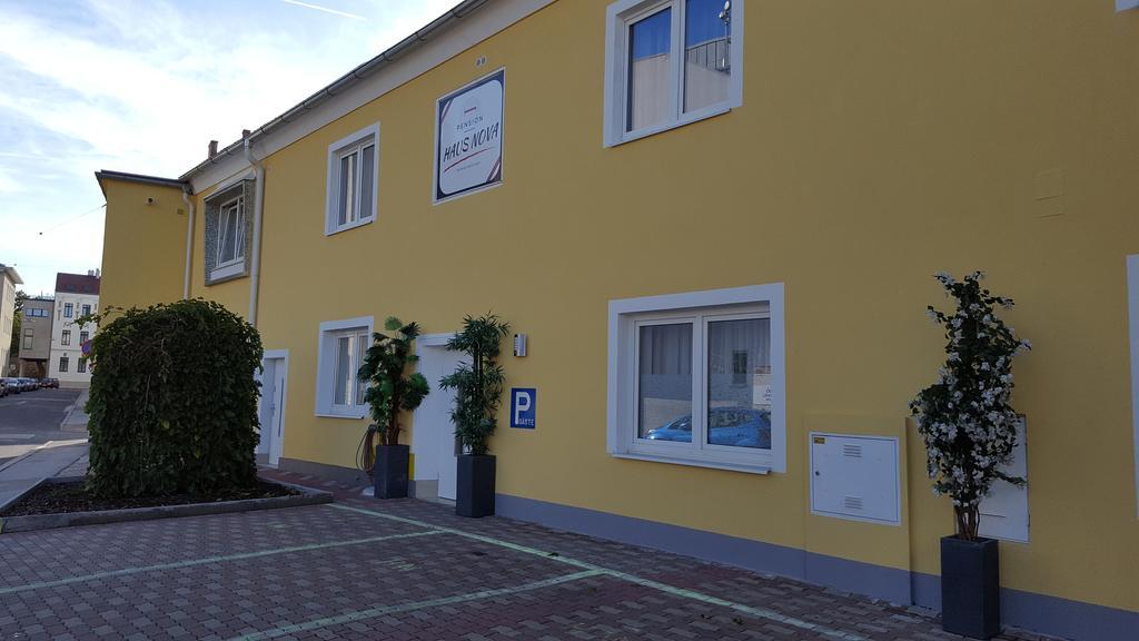 Pension Haus Nova Wiener Neustadt Exteriör bild